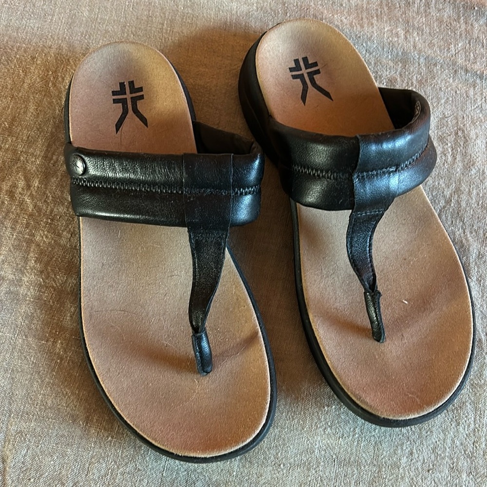 KURU - NWOT - Women Slides - 10